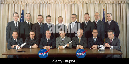 S63-01419 (1963) --- i primi due gruppi di astronauti selezionati dalla Nazionale Aeronautica e Spaziale Administration (NASA). L'originale sette astronauti Mercury, selezionati nel mese di aprile 1959, sono seduti da sinistra a destra, L. Gordon Cooper Jr, Virgil Grissom I., M. Scott Carpenter, Walter M. Schirra Jr., John H. Glenn Jr., Alan B.Shepard Jr. e Donald K. Slayton. Il secondo gruppo di astronauti della NASA, nominato nel settembre 1962 sono, in piedi da sinistra a destra, Edward H. White II, James McDivitt A., John W. Young, Elliot M. Vedere Jr., Charles Conrad Jr., Frank Borman, Neil A. Armstrong, P. Thomas Stafford e Foto Stock