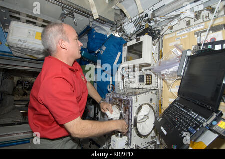 ISS-21 Jeffrey Williams nel Kibo lab Foto Stock