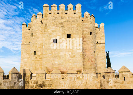 La torre di Calahorra (Spagnolo: Torre de la Calahorra) è una porta fortificata nel centro storico di Córdoba, Spagna, di origine islamica. Foto Stock