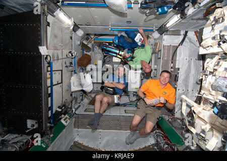 STS-130 Terry Virts, Nicholas Patrick e Stephen Robinson in ISS Tranquility nodo Foto Stock