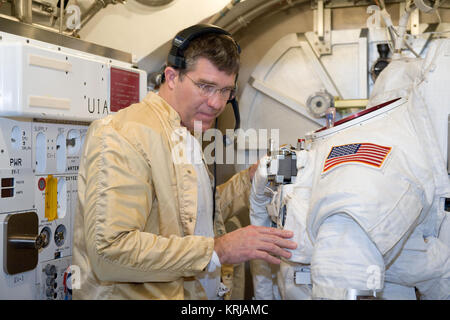 Fotografia STS-132 SSATA equipaggio di formazione e certificazione di EMU dry run con STS-132 astronauta Stephen Bowen. Foto Data: Marzo 10, 2010. Location: Edificio 7 - Camera ssata. Fotografo: Robert Markowitz. STS132 Bowen UEM fitcheck Foto Stock