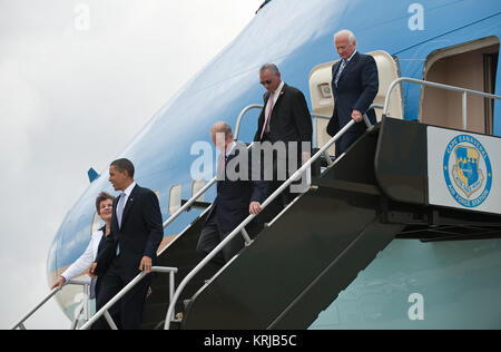 Il presidente Barack Obama, sinistra, esce di Air Force One con, da sinistra, rappresentante rappresentante statunitense Suzanne M. Kosmas (D - F1), il senatore statunitense Bill Nelson (D-F1), amministratore della NASA Charles Bolden e Apollo 11 astronauta Buzz Aldrin dopo lo sbarco presso la NASA Kennedy Space Center di Cape Canaveral, in Florida, giovedì, 15 aprile 2010. Obama ha visitato Kennedy per offrire commento sul bold nuovo corso la somministrazione è charting per mantenere la leadership degli Stati Uniti nel volo spaziale umano. Photo credit: (NASA/Bill Ingalls) Barack Obama arriva al Kennedy Space Center - 201004150002HQ Foto Stock