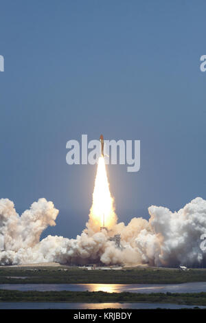 CAPE CANAVERAL, Fla. - Space Shuttle Atlantis boati off Launch Pad 39a in corrispondenza di NASA Kennedy Space Center in Florida per la STS-132 missione alla stazione spaziale internazionale alle 2:20 p.m. EDT il 14 maggio. Il russo-costruito Mini modulo di ricerca-1 noti come Rassvet o 'dawn,' è all'interno della stiva dello shuttle. Esso fornirà ulteriore spazio di storage e una nuova porta docking per il russo Soyuz e progresso navicelle spaziali. Il laboratorio sarà collegato al condotto inferiore della stazione del modulo Zarya. La missione di tre i viaggi futuri si concentrerà sulla memorizzazione dei componenti di ricambio al di fuori della stazione, compresi sei Foto Stock