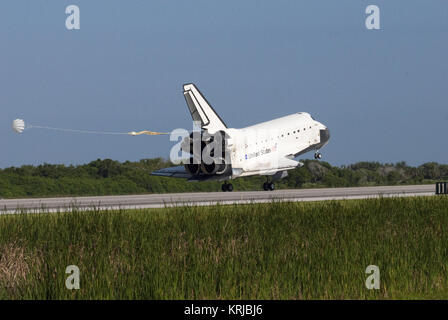 CAPE CANAVERAL, Fla. - Space Shuttle Atlantis' trascinare lo scivolo si gonfia come l'ingranaggio principale tocca verso il basso sulla pista 33 presso lo Shuttle Landing Facility presso la NASA del Kennedy Space Center in Florida. Lo sbarco è stata alle 8:48 del mattino EDT, completando il 12-giorno STS-132 missione alla stazione spaziale internazionale. Ingranaggio principale touchdown era a 8:48:11 a.m. EDT, seguita dal naso gear touchdown a 8:48:21 a.m. e wheelstop at 8:49:18 a.m. A bordo sono il comandante Ken Ham, pilota Tony Antonelli, gli specialisti di missione Garrett Reisman, Michael buona, Steve Bowen e Piers Sellers. I sei stati STS-132 equipaggio portato il russo-costruito Foto Stock