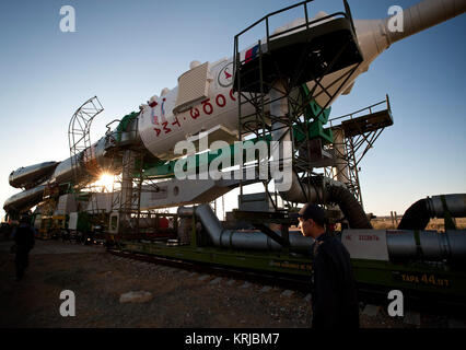 Il Soyuz TMA-19 lander è rotolato fuori dal treno per il lancio al cosmodromo di Baikonur, Kazakistan, Domenica, 13 giugno 2010. Il lancio del veicolo spaziale Soyuz con spedizione 24 NASA ingegneri di volo Shannon Walker e Doug Wheelock e russo Soyuz Commander Fyodor Yurchikhin è prevista per Mercoledì, Giugno 16, 2010 a 3:35 a.m. Il Kazakistan tempo. Credito foto (NASA/Carla Cioffi) TMA-19 Roll Out Expedition 24 Foto Stock