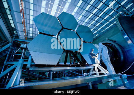 AEROSPACE È JAKE LEWIS è riflesso IN UNO DEGLI SPECCHI SU UN JAMES WEBB Space Telescope Array CHE ERA IN X-RAY E IMPIANTO CRIOGENICO PER IL TEST DI James Webb Space Telescope Mirror37 Foto Stock