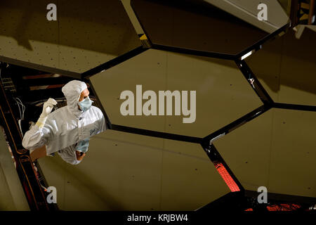 Una sfera tecnico aerospaziale sorge entro un JAMES WEBB Space Telescope Array CHE ERA IN X-RAY E IMPIANTO CRIOGENICO PER IL TEST DI James Webb Space Telescope Mirror38 Foto Stock