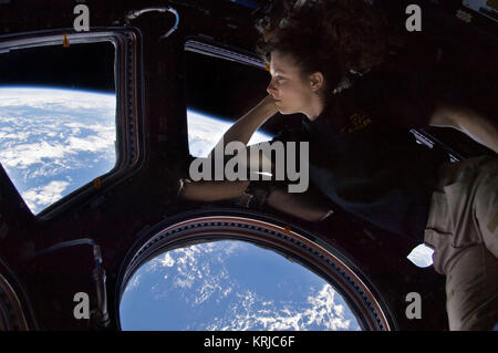 ISS024-E-014263 (11 Sett. 2010) --- astronauta della NASA Tracy Caldwell Dyson, Expedition 24 tecnico di volo, guarda attraverso una finestra nella Cupola della Stazione Spaziale Internazionale. Un blu e bianco parte della massa e la nerezza di spazio sono visibili attraverso le finestre. Tracy Caldwell Dyson in cupola ISS Foto Stock