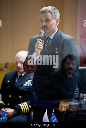 Expedition 25 comandante Soyuz Alexander Kaleri parla durante lo stato della riunione della commissione per approvare il lancio Soyuz di Expedition 25 per la Stazione spaziale internazionale, mercoledì 6 ottobre 2010, presso il cosmonauta Hotel di Baikonur in Kazakhstan. Kaleri e gli ingegneri di volo Scott Kelly Oleg Skripochka sono pianificati per il lancio venerdì 8 ottobre dal cosmodromo di Baikonur. Photo credit: (NASA/Carla Cioffi) Kaleri1 Soyuz TMA 01M Foto Stock
