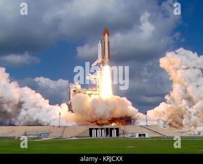 Lo Space Shuttle Discovery salti dal trampolino di lancio 39B sul ritorno al volo missione STS-114 Foto Stock