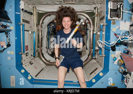 STS-133 ISS-26 Cady Coleman con un messaggio in bottiglia Foto Stock