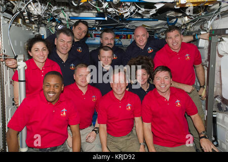 STS-133 ISS-26 equipaggio ritratto Foto Stock