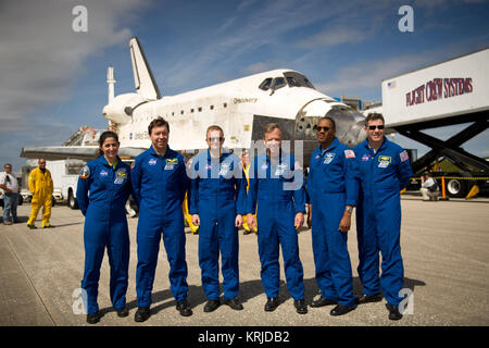 Gli astronauti della NASA e STS-133 missione membri di equipaggio, da sinistra, gli specialisti di missione Nicole Stott, Michael Barratt, pilota Eric Boe, Comandante Steve Lindsey, gli specialisti di missione Alvin Drew, e Steve Bowen posano per una foto davanti alla navetta spaziale Discovery dopo aver atterrato, Mercoledì, 9 marzo 2011, presso il Kennedy Space Center di Cape Canaveral, in Florida, il completamento del rilevamento 39th e volo finale. Dal 1984, la scoperta è volato 39 missioni, trascorso 365 giorni nello spazio, orbitavano terra 5,830 volte e viaggiato 148,221,675 miglia. Photo credit: (NASA/Bill Ingalls) STS-133 equipaggio su asfalto Foto Stock