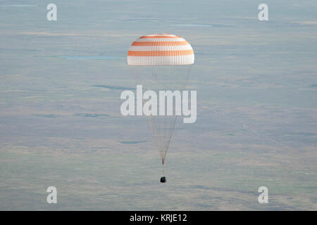 Il Soyuz TMA-20 lander è visto come si atterra con spedizione 27 comandante Dmitry Kondratyev e gli ingegneri di volo Paolo Nespoli e cady Coleman in una remota area a sud-est della città di Zhezkazgan, Kazakistan, martedì 24 maggio, 2011. L'astronauta della NASA Coleman, cosmonauta russo Kondratyev e astronauta italiano Nespoli sono di ritorno da più di cinque mesi a bordo della Stazione spaziale internazionale dove sono serviti come membri della spedizione 26 e 27 equipaggi. Photo credit: (NASA/Bill Ingalls) Soyuz TMA-20 capsula discende verso l'atterraggio Foto Stock