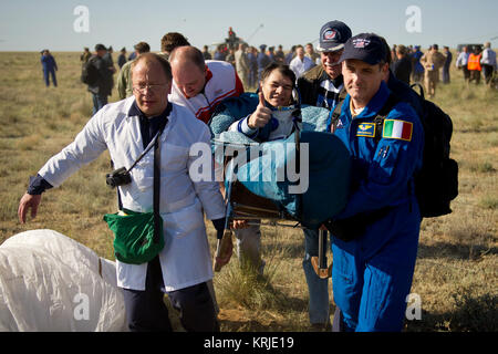 Expedition 27 Tecnico di volo Paolo Nespoli dà un pollice su come egli è portato in una sedia al medico tenda poco dopo che lui e il comandante Dmitry Kondratyev e tecnico di volo Cady Coleman sbarcati nei loro Soyuz TMA-20 a sud-est della città di Zhezkazgan, Kazakistan, martedì 24 maggio, 2011. L'astronauta della NASA Coleman, cosmonauta russo Kondratyev e astronauta italiano Nespoli sono di ritorno da più di cinque mesi a bordo della Stazione spaziale internazionale dove sono serviti come membri della spedizione 26 e 27 equipaggi. Photo credit: (NASA/Bill Ingalls) Soyuz TMA-20 Paolo Nespoli poco dopo Foto Stock