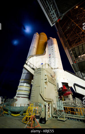 Space Shuttle Atlantis (STS-135) è visto in cima al Mobile piattaforma di lancio (MLP) come si inizia il suo percorso da alta Bay 3 nel gruppo del veicolo edificio a Launch Pad 39a per il suo ultimo volo, martedì sera, 31 maggio 2011, presso il Kennedy Space Center di Cape Canaveral, in Florida, il 3,4-mile trek, noto come 'implementazione' durerà circa sette ore per completare l'operazione. Atlantis porterà il Raffaello multipurpose modulo logistico di consegnare le forniture, la logistica e le parti di ricambio per la Stazione Spaziale Internazionale. Il lancio di STS-135 è mirato per il mese di luglio 8. Photo credit: (NASA/Bill Ingalls) STS-135 Atlantis roll Foto Stock