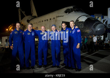 Il servizio STS-134 astronauti da sinistra, Agenzia Spaziale Europea di Roberto Vittori, Gregorio H. Johnson, pilota; Mark Kelly, comandante; Michael Fincke, Greg Chamitoff e Andrew Feustel tutti gli specialisti di missione, posa per una foto di gruppo poco dopo lo sbarco a bordo della navetta spaziale Endeavour presso lo Shuttle Landing Facility (SLF) presso il Kennedy Space Center, Mercoledì, Giugno 1, 2011, in Cape Canaveral, Fla. adoperano, completando un 16-giorno missione a corredo della Stazione Spaziale Internazionale, trascorso 299 giorni nello spazio e viaggiato più di 122,8 milioni di miglia durante la sua 25 voli. Essa ha lanciato il suo primo miss Foto Stock