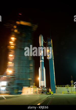 Il razzo Delta II con il suo acquario/SAC-D navicella spaziale payload è visto come la struttura del servizio è sottoposta a rollback giovedì 9 giugno, 2011, a Vandenberg Air Force Base in California Il comune di Stati Uniti/argentini Aquarius/Satélite de Aplicaciones Científicas (SAC)-D missione, impostato per il lancio di Giugno 10, mappa la salinità in superficie oceanica, informazioni critiche per migliorare la nostra comprensione dei due componenti principali del clima della Terra sistema: il ciclo dell'acqua e della circolazione oceanica. Photo credit: (NASA/Bill Ingalls) Aquarius SAC-D lancio 2 Foto Stock