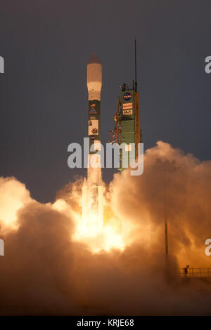 Un razzo Delta II lancia con il Aquarius/SAC-D navicella spaziale payload da Space Launch Complex 2 in corrispondenza di Vandenberg Air Force Base in California il Venerdì, 10 giugno 2011. Il comune di Stati Uniti/argentini Aquarius/Satélite de Aplicaciones Científicas (SAC)-D missione si mappa la salinità in superficie oceanica, informazioni critiche per migliorare la nostra comprensione dei due componenti principali del clima della Terra sistema: il ciclo dell'acqua e della circolazione oceanica. Photo credit: (NASA/Bill Ingalls) Aquarius SAC-D Lancio Foto Stock