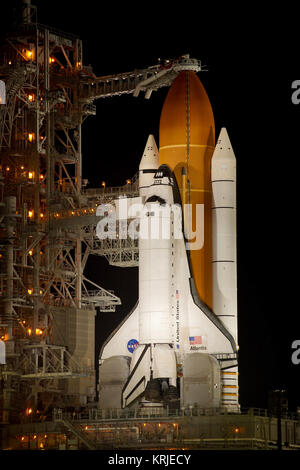 Lo space shuttle Atlantis è visto poco dopo la rotazione struttura di servizio (RSS) è stata richiamata a launch pad 39a, giovedì 7 luglio 2011 presso la NASA Kennedy Space Center di Cape Canaveral, in Florida, Atlantis è impostato per il decollo venerdì 8 luglio sul volo finale del programma shuttle STS-135, un 12-giorno missione alla stazione spaziale internazionale. Photo credit: (NASA/Bill Ingalls) STS-135 (vista frontale) sulla rotazione di struttura di servizio Foto Stock