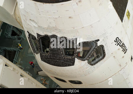 Lo space shuttle Atlantis si è rivelato come il servizio di rotazione struttura (RSS) viene richiamata a launch pad 39a giovedì 7 luglio 2011 presso la NASA Kennedy Space Center di Cape Canaveral, in Florida, Atlantis è impostato per il decollo venerdì 8 luglio sul volo finale del programma shuttle STS-135, un 12-giorno missione alla stazione spaziale internazionale. Photo credit: (NASA/Bill Ingalls) STS-135 cockpit vista dritta Foto Stock