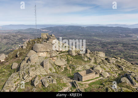 Paesaggio fotografato a Monsanto (Portogallo), le rovine di una cappella è San Miguel. Foto Stock