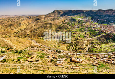 Vista di Toujane, un riff villaggio di montagna nel sud della Tunisia. Il Nord Africa Foto Stock