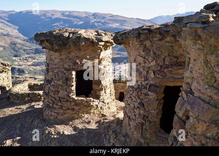 Chullpas de Ninamarca precolombian torri del funerale nel sito archeologico di Ninamarca, Perù Cuzco regione costruita da pre-Inca cultura Lupaca Foto Stock