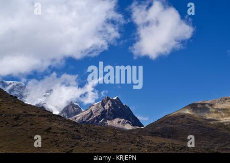 Apu Ausangate la montagna più alta della Valle Sacra in Perù, una delle più famose e splendide passeggiate in Perù Foto Stock