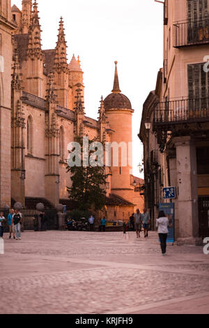 L'impostazione sun aggiunge un colore rosa a Plaza Mayor e Catedral de Segovia in Spagna Foto Stock