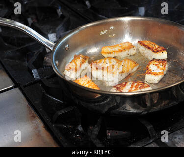 Pezzi di pesce in una padella Foto Stock