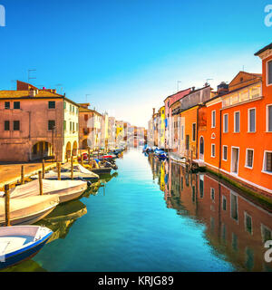 La città di Chioggia in laguna veneziana, acqua canal e chiesa. Veneto, Italia, Europa Foto Stock