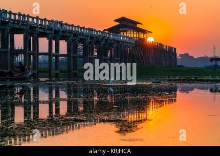 Royalty di alta qualità gratuitamente stock immagine del Lago e Campo e Ponte di U Bein ponte in teak è la più lunga in Amarapura ,Mandalay ,Myanmar Foto Stock