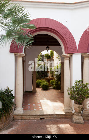 Patio andaluso nel Roc de Sant Gaieta, Tarragona, Spagna Foto Stock