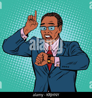 African American businessman guardando orologio da polso Foto Stock