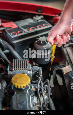 Autofficine in automatico il servizio di riparazione controllo olio Foto Stock