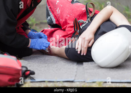 Gli infortuni sul lavoro. Formazione di primo soccorso. Foto Stock