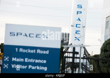 Un logo segno al di fuori della sede della Space Exploration Technologies Corp., noto anche come SpaceX e dotato di un sistema Falcon 9 SpaceX rocket in Hawtho Foto Stock