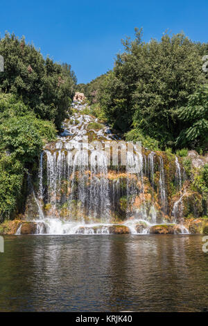 Grand cascata nel giardino del Palazzo Reale di Caserta, Italia Foto Stock