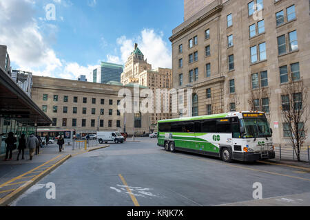 La Union Station Bus Terminal bus vanno utilizzati per i mezzi di trasporto pubblici di pendolari che vivono nella regione di GTA, Downtown Toronto, Ontario, Canada. Foto Stock
