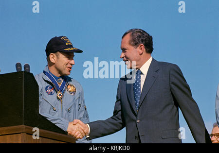 Stati Uniti Il presidente Richard Nixon presenta la NASA Apollo 13 orbitale lunare missione il primo equipaggio astronauta James Lovell Jr con la medaglia presidenziale della libertà all'Hickam Air Force Base di Aprile 18, 1970 in Pearl Harbor, Hawaii. Foto Stock