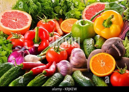 Composizione con varietà di freschi ortaggi e frutta Foto Stock