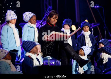 Stati Uniti La First Lady Michelle Obama legge Twas la notte prima di Natale per i bambini durante il National albero di Natale cerimonia di illuminazione sull'ellisse Dicembre 9, 2010 a Washington, DC. Foto Stock