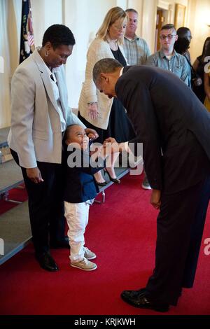 Stati Uniti Il presidente Barack Obama saluta un ragazzo giovane nella Casa Bianca Croce Hall Luglio 25, 2016 a Washington, DC. Foto Stock