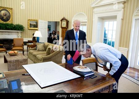 Stati Uniti Vice presidente Joe Biden guarda come Stati Uniti Il presidente Barack Obama si brucia candeline di compleanno Casa Bianca Ufficio Ovale 4 Agosto 2016 a Washington, DC. Foto Stock