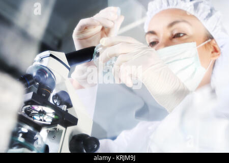 La biotecnologia al microscopio di laboratorio Foto Stock