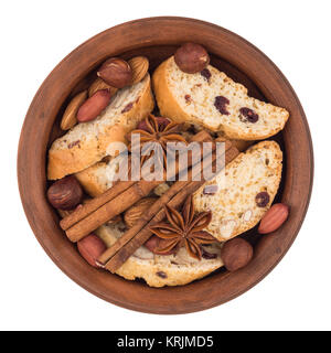 I biscotti con uvetta e nocciole in una piastra di ceramica. Isolato su sfondo bianco. Foto Stock