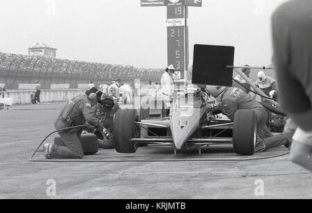 Numero 14 auto in Pocono raceway di buche di carburante e pneumatici. Foto Stock