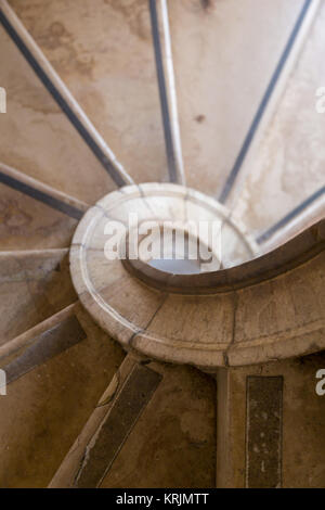 Antica scala a spirale da pietra di marmo Foto Stock