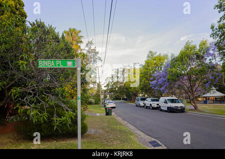 Bella suburban Australia street con vetture, parco, erba e alberi. Sobborgo di Brookvale in spiagge settentrionali area di Sydney, Nuovo Galles del Sud, Aus Foto Stock